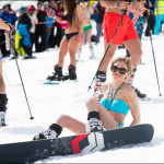 Массовый спуск в бикини на лыжах