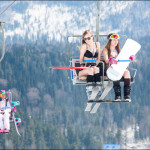 Массовый спуск в бикини на лыжах
