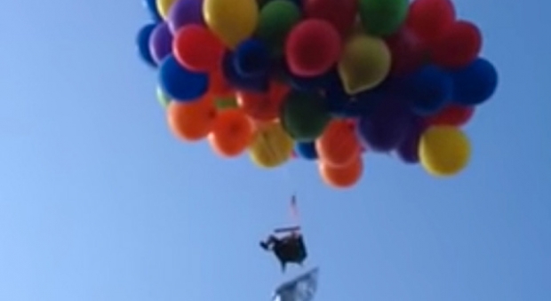 Парень поднялся в небо на шезлонге с воздушными шарами